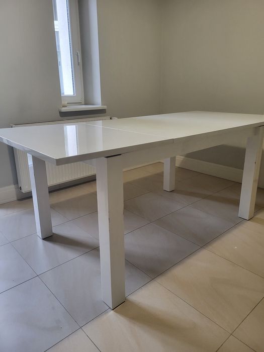 Lakierowany stół rozkladany bialy