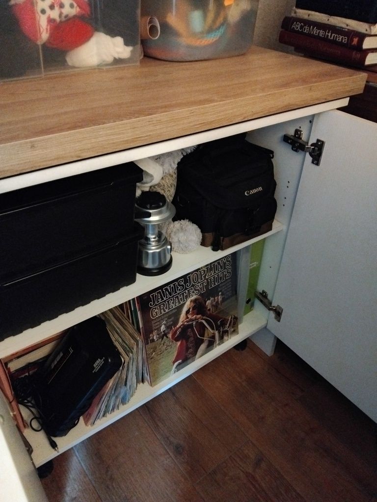 Movel em branco com tampo de madeira.