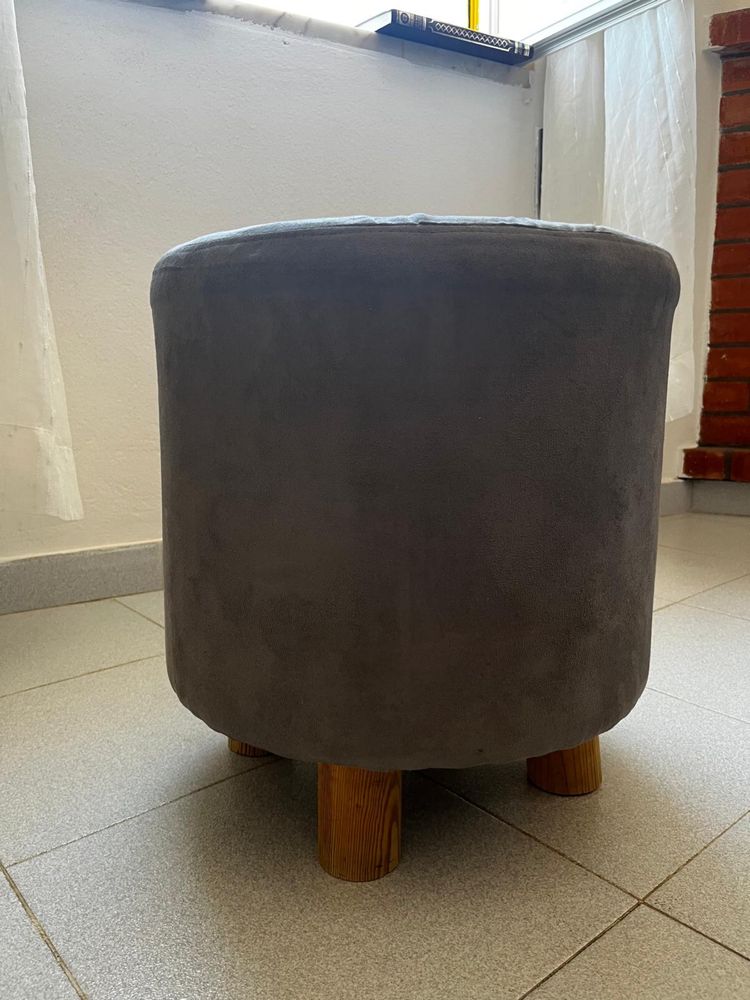 Puff cinzento semi novo 15 €