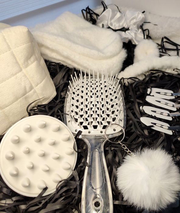 Пухнастий подарунковий боксик в білому кольорі, для дівчини!!!