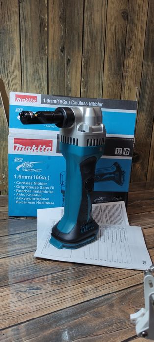 Nożyce skokowe do cięcia blachy Makita DJN161Z
