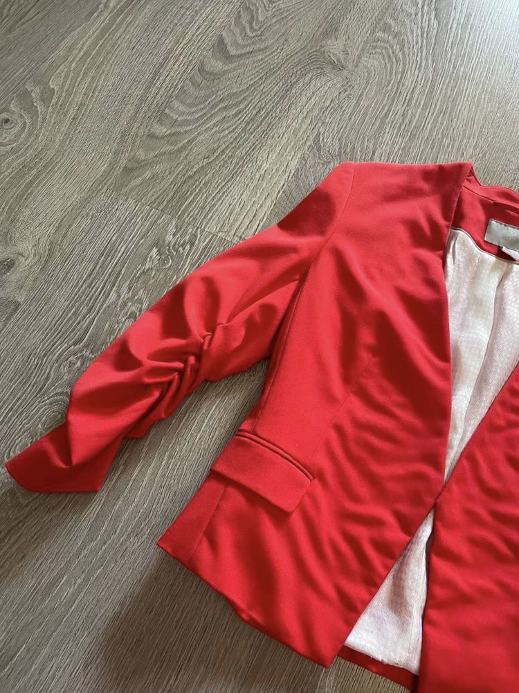 Красный укороченый пиджак H&M