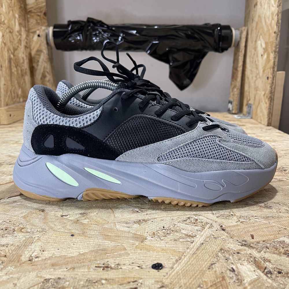 Чоловічі кросівки Adidas Yeezy Boost 700