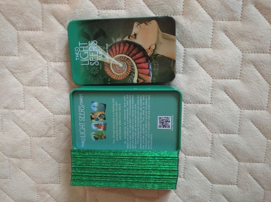 Таро Світлого Провидця в залізній коробочці з зеленим зрізом