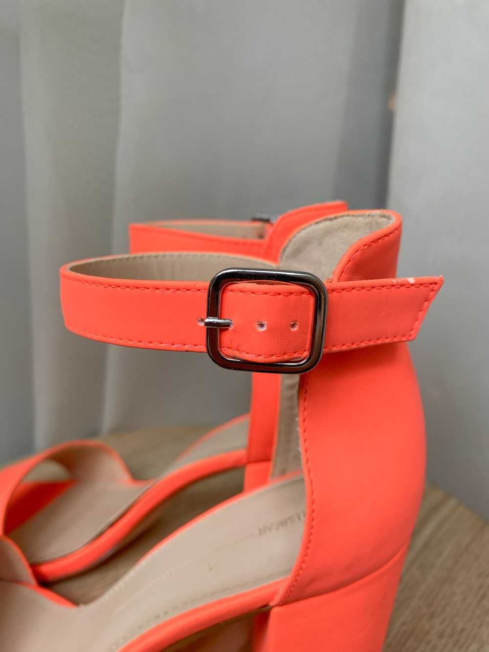 Яскраві помаранчеві сандалі на каблуці Pull & Bear, розмір 38