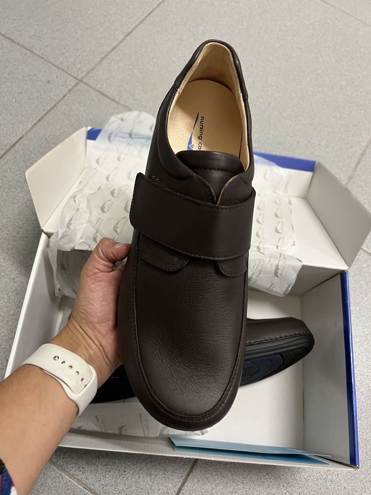 Sapato Castanho com Velcro