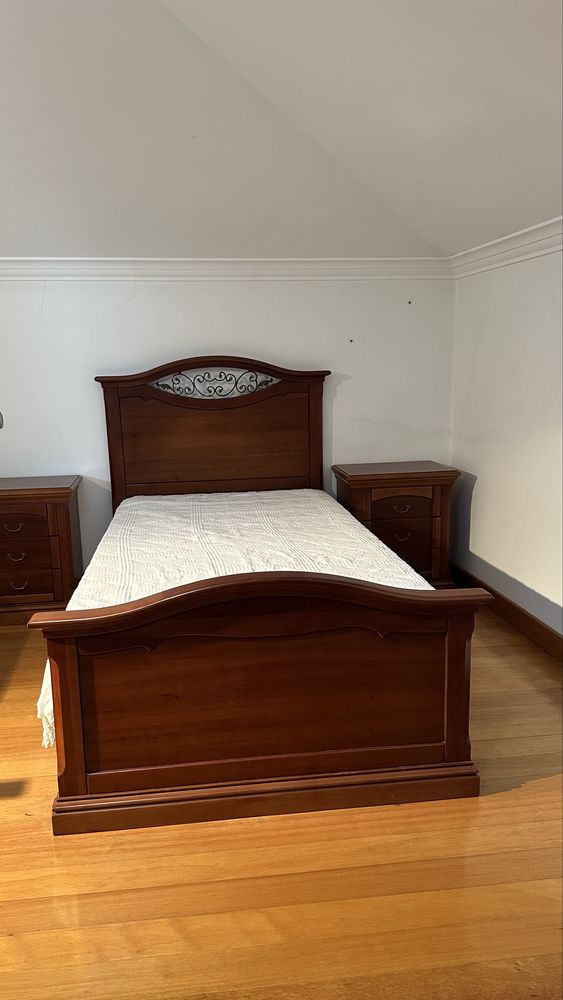 Conjuntos de cama +Mesa Cabeceira -Madeira Cerejeira, Excelente Estado