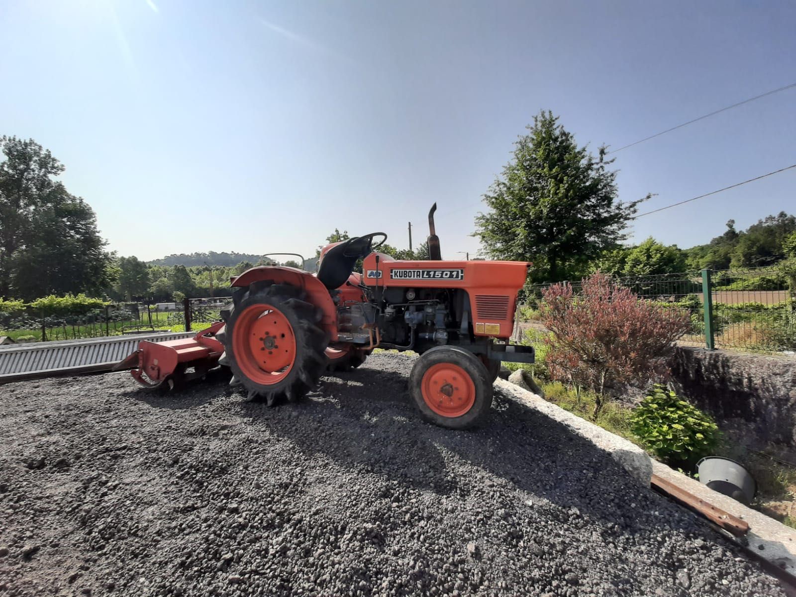 Trator Kubota L1501 fiável e Pronto a Trabalhar