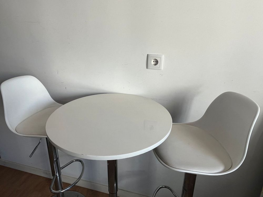 Mesa e cadeiras de pe alto