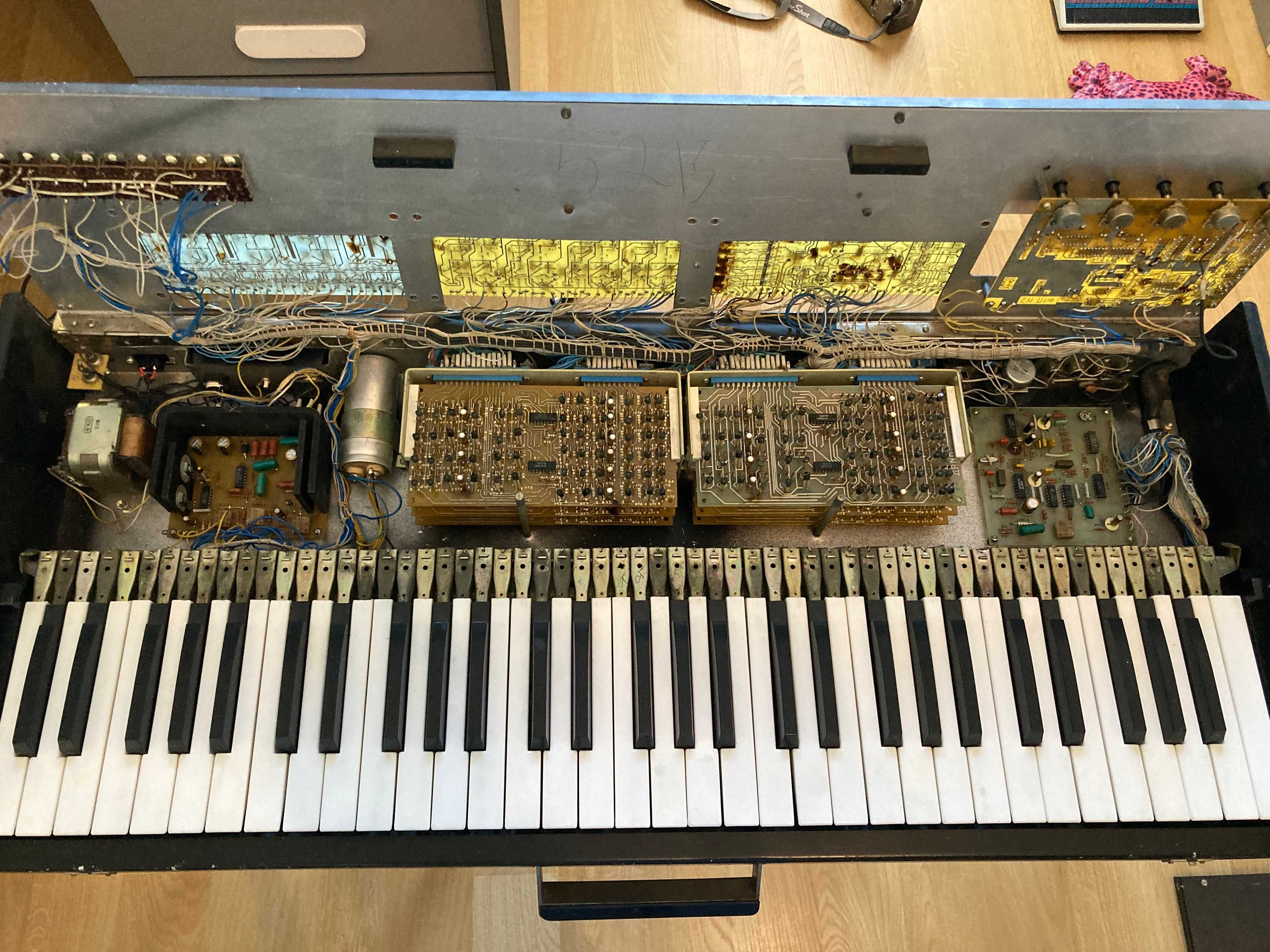 Analogowy syntezator polifoniczny ZSRR – Elektronika Venta EM-15