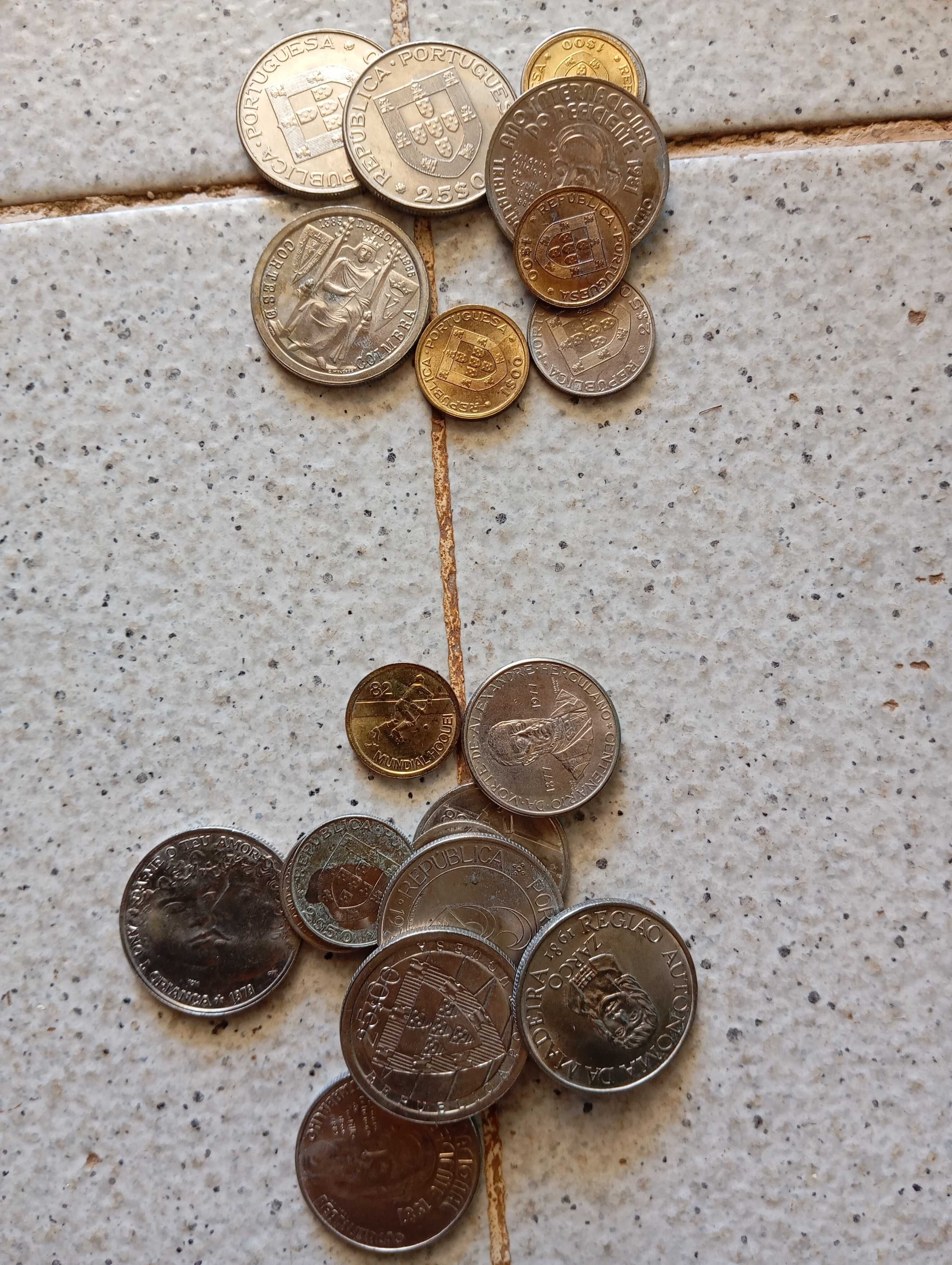Moedas comemorativas (1,1kgs) na maioria relativas aos descobrimentos