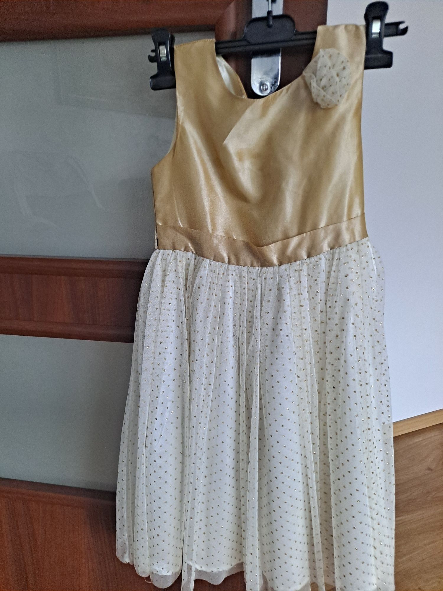 Sukienka elegancką 128