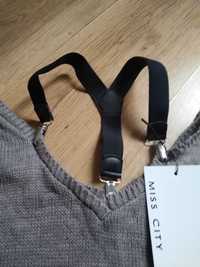 Sweterek oversize z szelkami