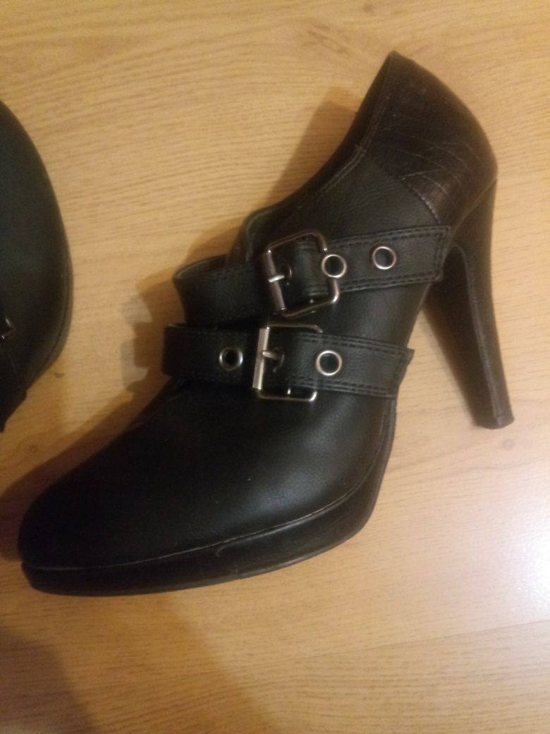 Buty na obcasie czarne Rozmiar 37 ze sklepu Deichmann