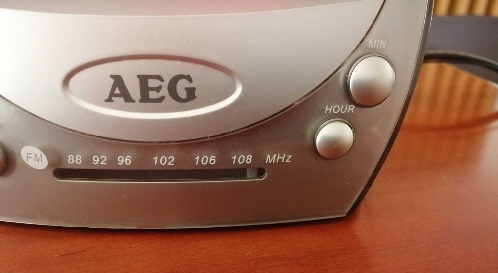 Rádio despertador AEG