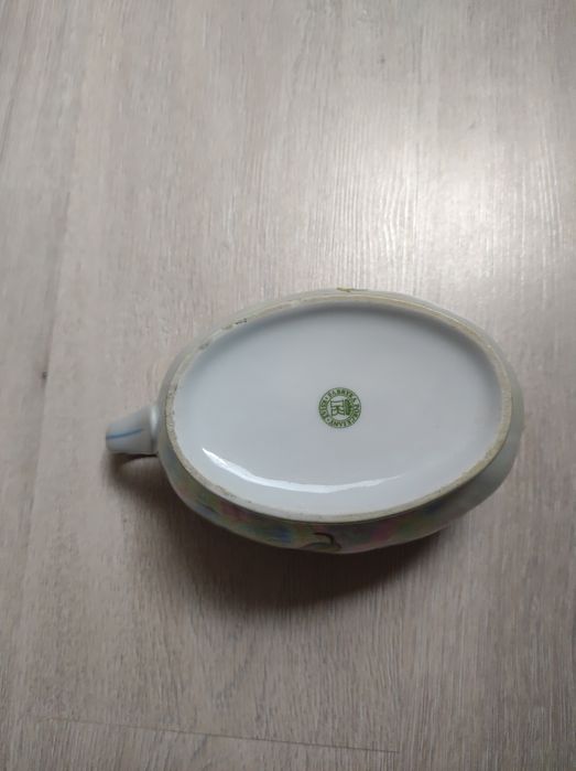 Ceramiczna sosjerka ze wzorem kwiata