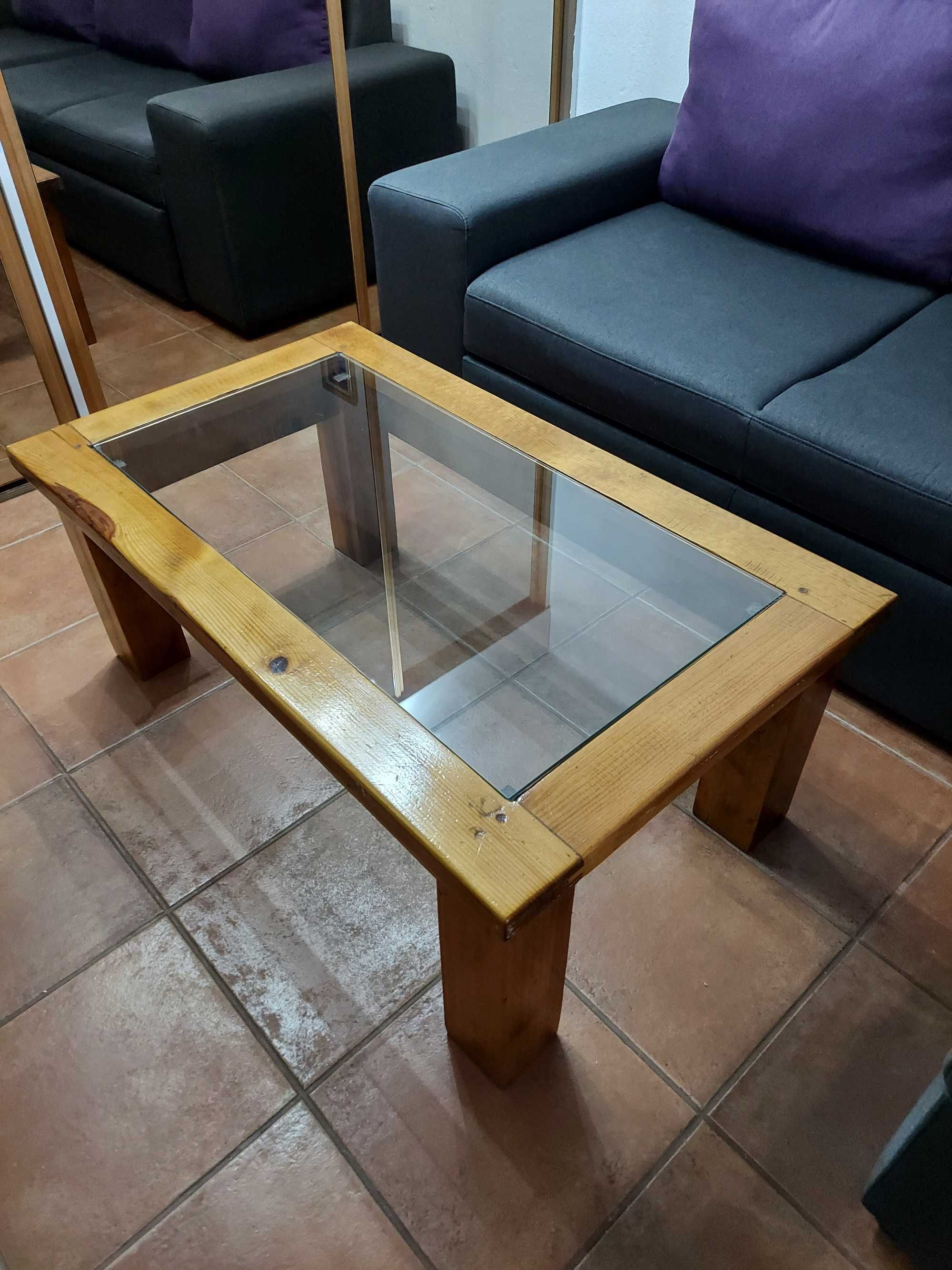 Mesa de centro com vidro