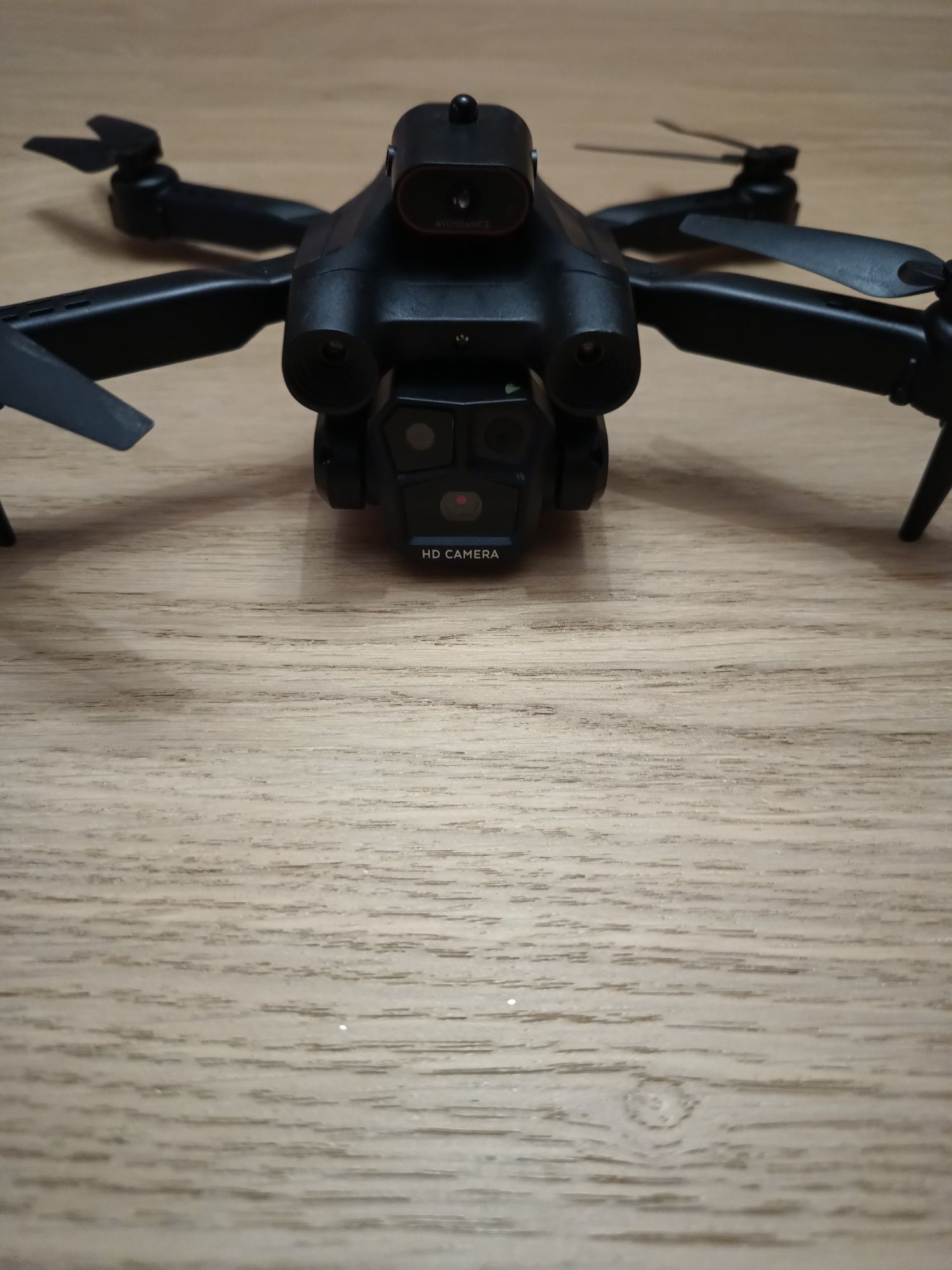 Dron z szerokokątną kamera
