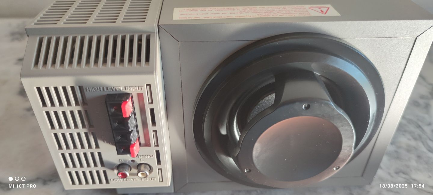 Subwoofer JVC muito bem estimada e a funcionar.