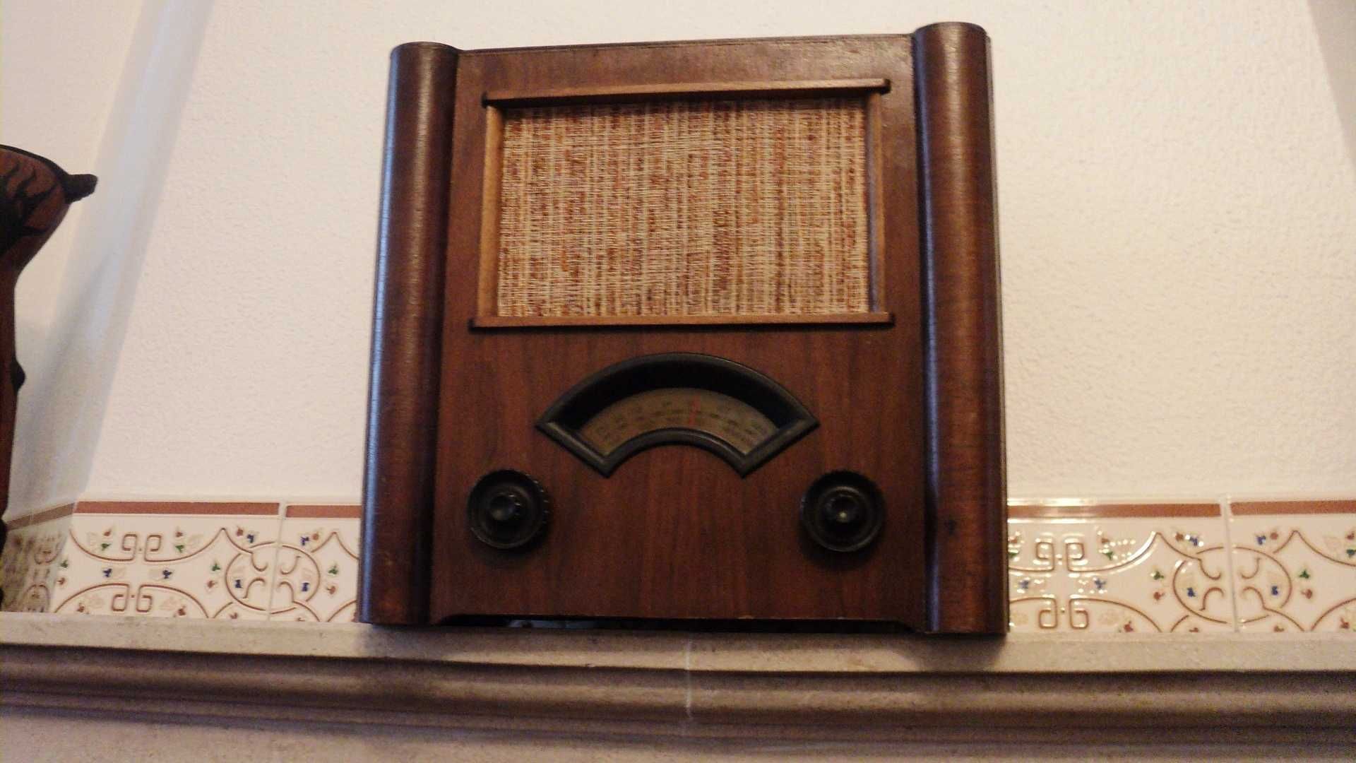 Radio antigo de madeira dos anos 70