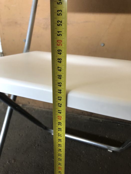 Białe krzesła ogrodowe składane