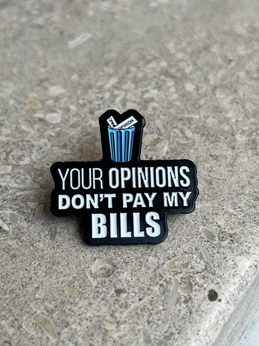Pin Estilo “Your Opinions Don’t Pay My Bills” - Novo, Selado