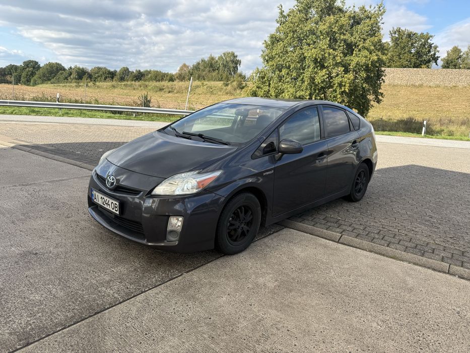 Оренда авто Toyota Prius для особистого використання та під таксі.
