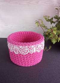 Różowy koszyczek szydełkowy z koronką na drobiazgi hand made