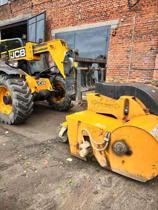 оренда екскаватора з бункерною щіткою, прибирання парковок та дороги