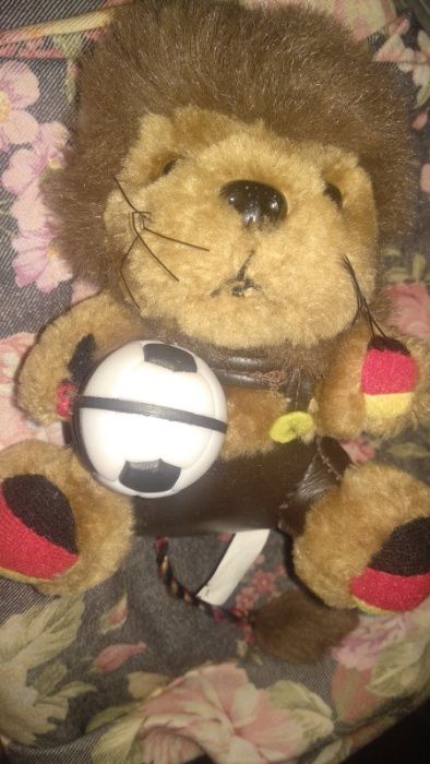 игрушка лев футболист германия на лапках цвета флаг германии мяч