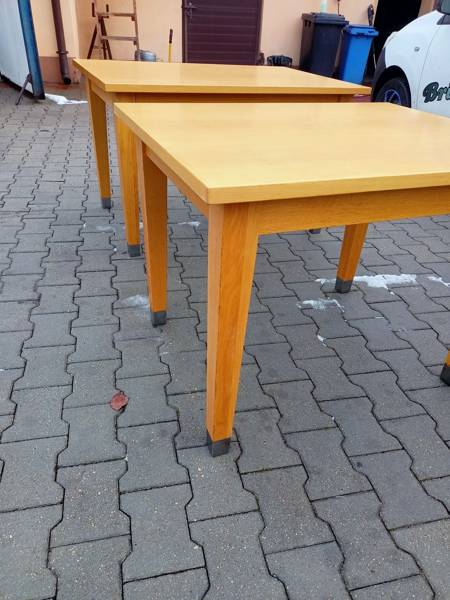 Stół fornirowany z drewnianymi nogami i metalowym okuciem