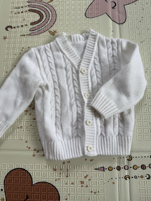 Biały rozpinany sweterek