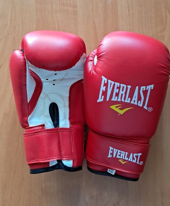 Перчатки і кімоно для єдиноборств