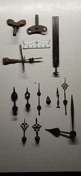 Часы настенные старинные, части механизма и корпуса.