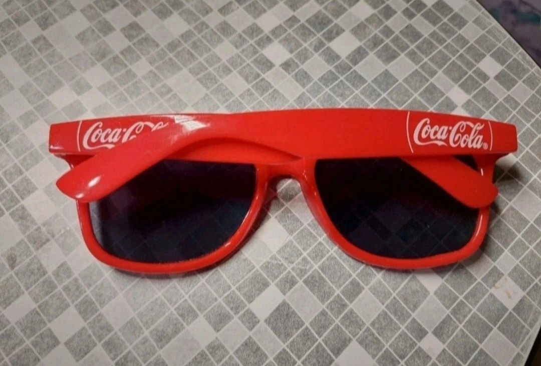 Czerwone okulary przeciwsłoneczne Coca-Cola
