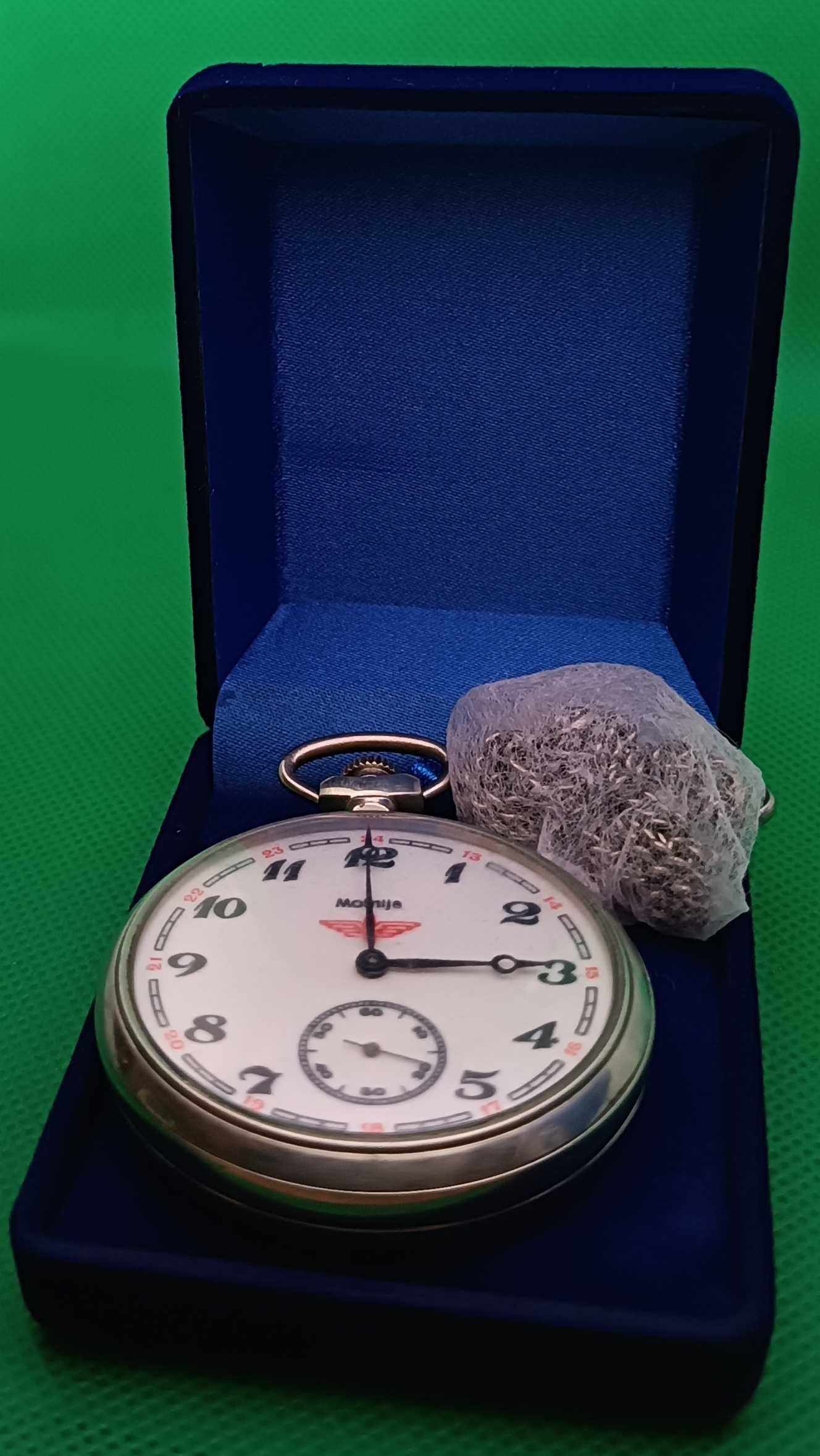 Часы  карманные Молния ( Паровоз ) в футляре с родной цепочкой.