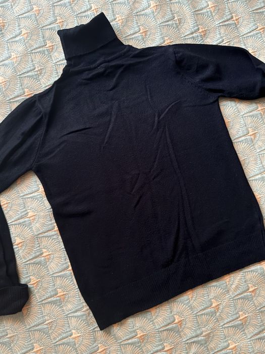 Темно-синя водолазка