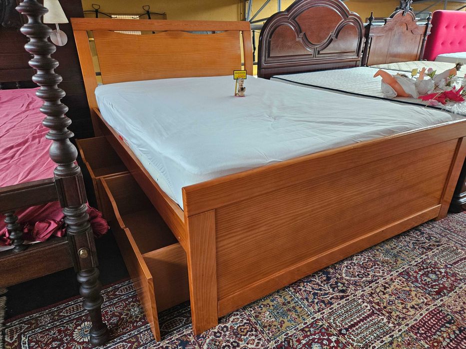 Cama em madeira maciça, com 4 gavetas, estrado e colchão