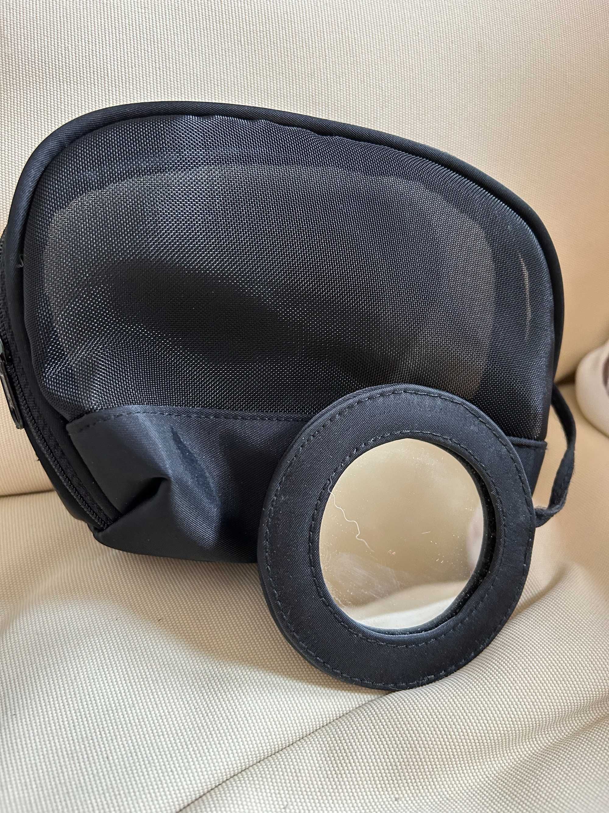 Bolsa em preto com fecho e  espelho incorporado.