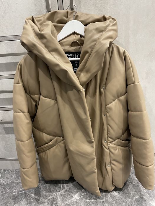 Зимова тепла жіноча куртка зі Stradivarius