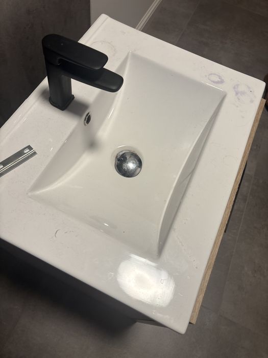 Szafka bez dolnej szuflady, zlew i kran