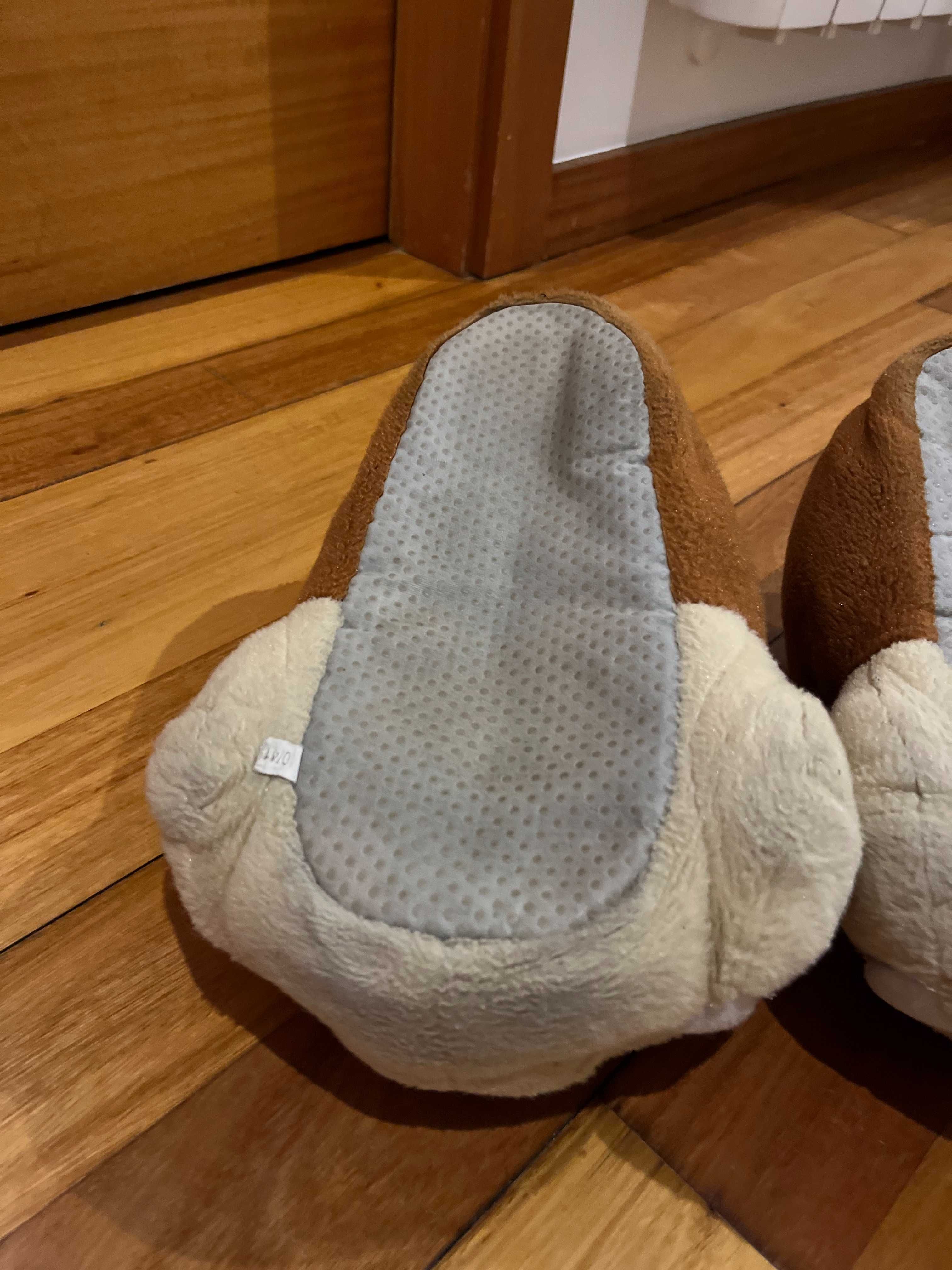 Pantufas em forma de cão