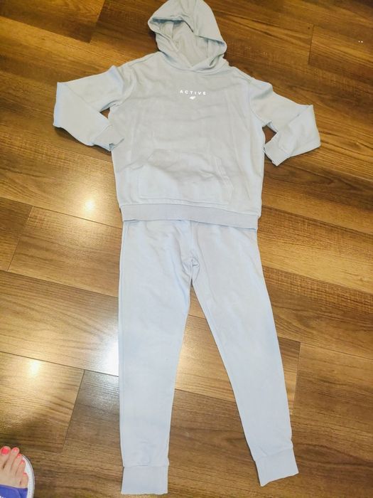 Dres 4F rozmiar 158 warto