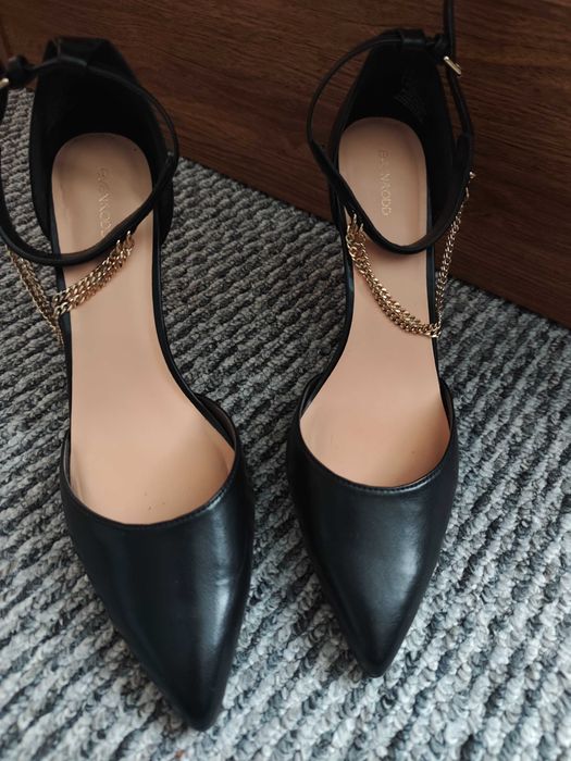 Czarne czółenka z łańcuszczkiem, na szpilce Even&Odd 45