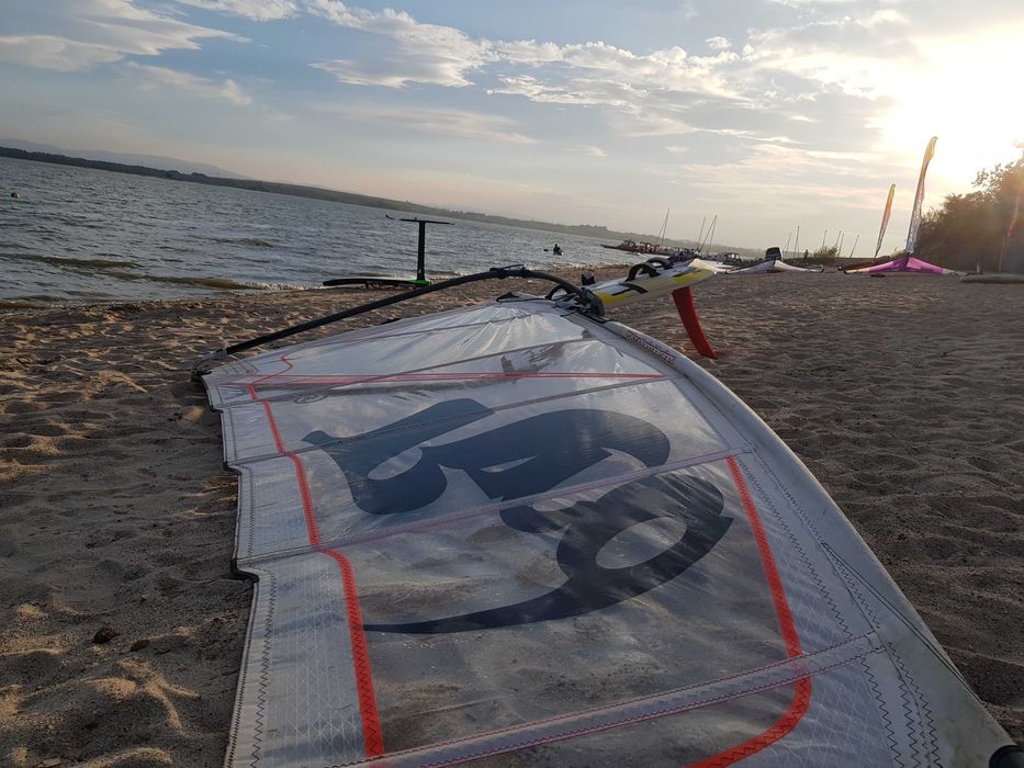 Komplet windsurfingowy Deska F2 Hornet 145 + 2 żagle 6.0 i 7.5