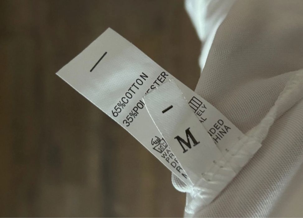 białe przewiewne spodnie idealne na wakacje