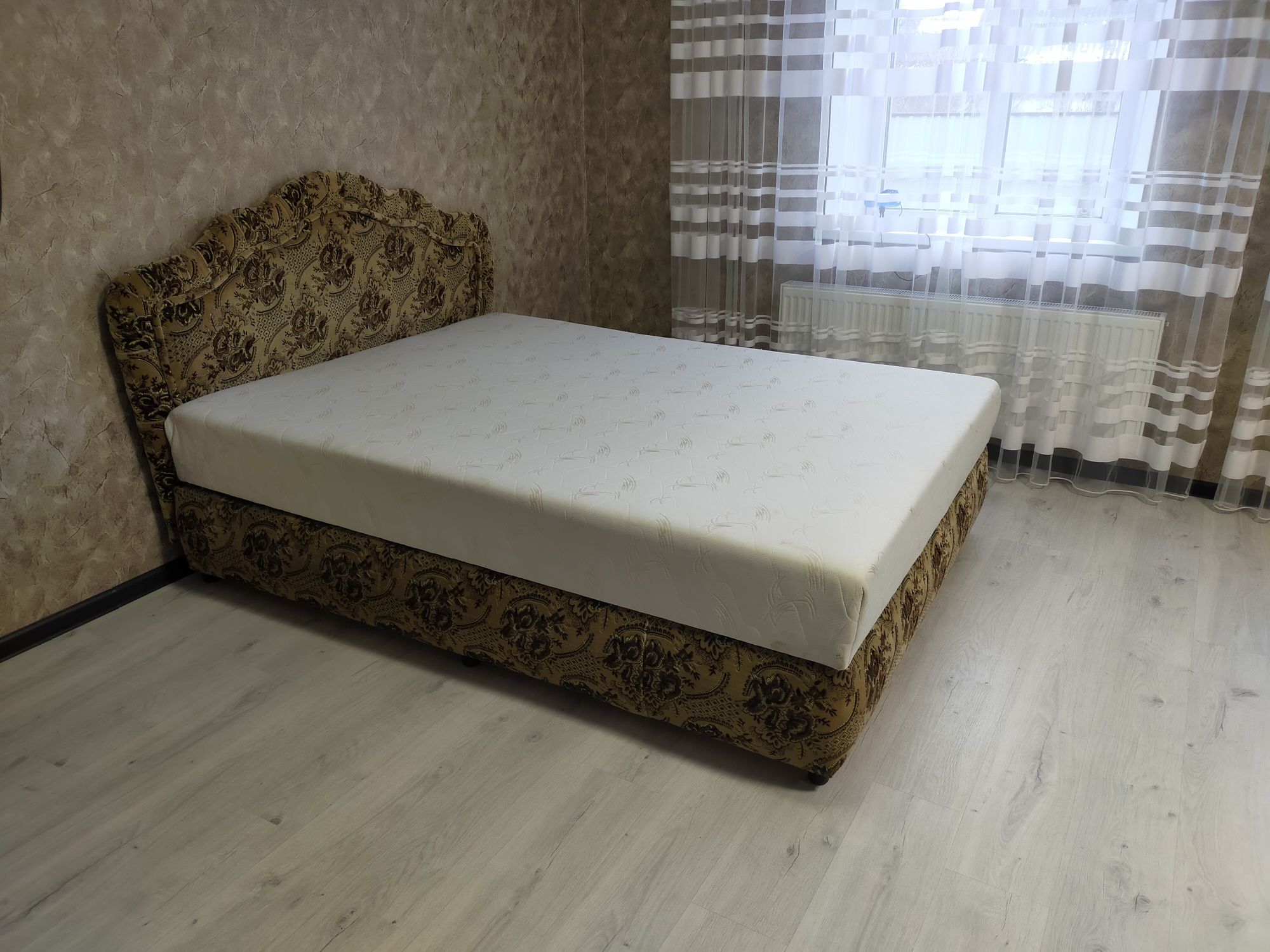 Кровать двуспальная с новым матрасом, 2000x1500мм.