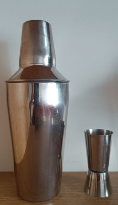 Szejker i  kieliszek barmanki