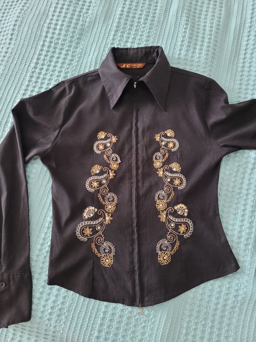 Czarna koszula damska na długi rękaw, taliowana, z haftem