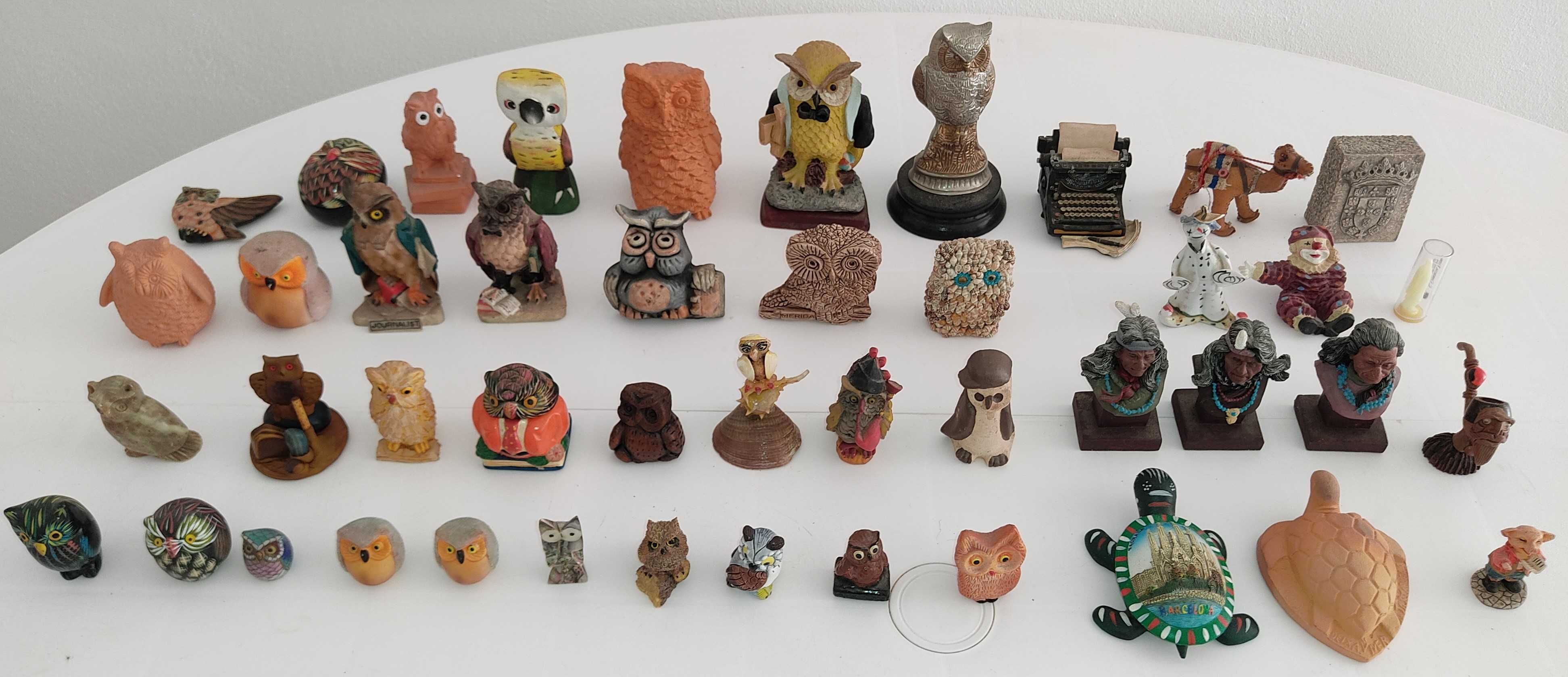 coleção de mochos e outras miniaturas